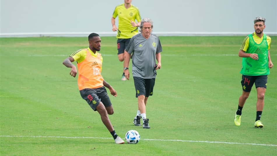 À espera de Gabigol e sem outros quatro do Mundial, grupo principal do Flamengo retorna
