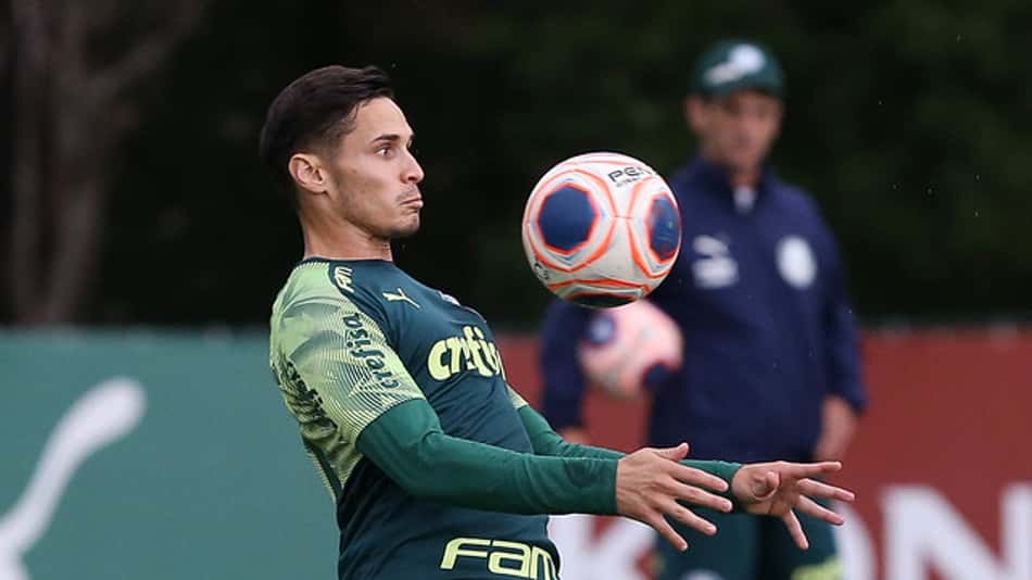 'Imprescindível', Veiga agora disputa vaga com Lucas Lima no Palmeiras