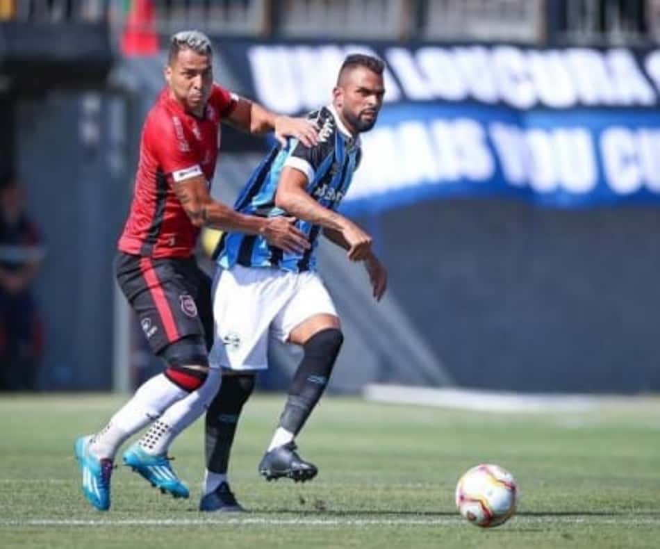 Maicon tem números que superam os melhores passadores no país