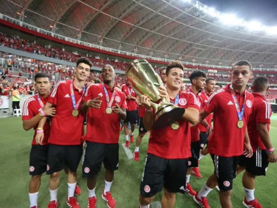Campeões da Copinha, garotos do Colorado dão volta olímpica no Beira-Rio