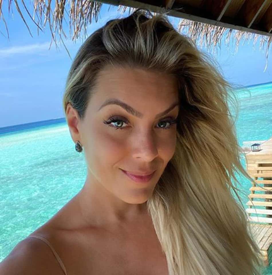 Depois de título do Internacional, Renata Fan cumpre promessa e posta foto de biquíni