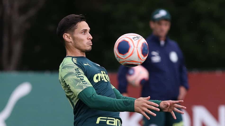 Palmeiras testa Raphael Veiga em novas funções e Luan Silva 'estreia'