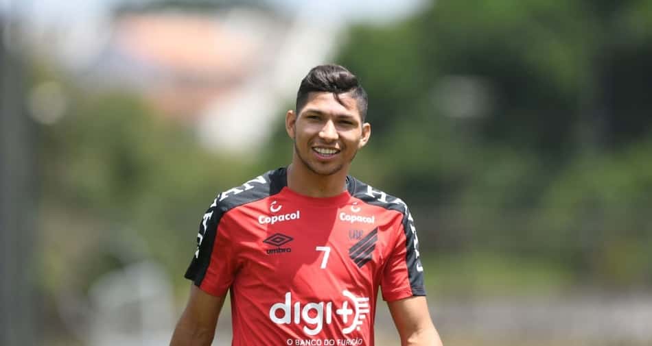 Ainda interessado, Palmeiras observa novo atrito entre Rony e Athletico