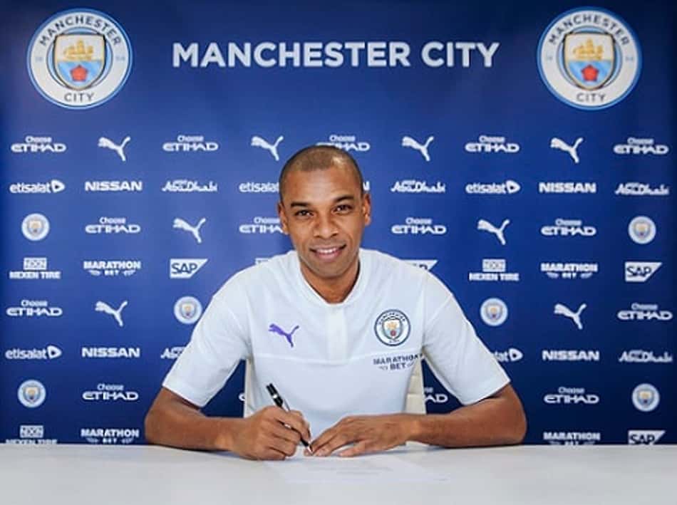 Fernandinho renova contrato com o Manchester City por uma temporada