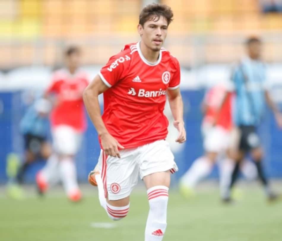 Campeão da Copa SP, lateral do Internacional comenta relação com Rafinha: 'Minha inspiração'