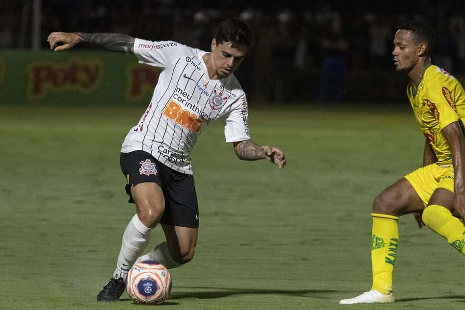 Fagner reclama de falta antes de gol sobre o Corinthians na Libertadores
