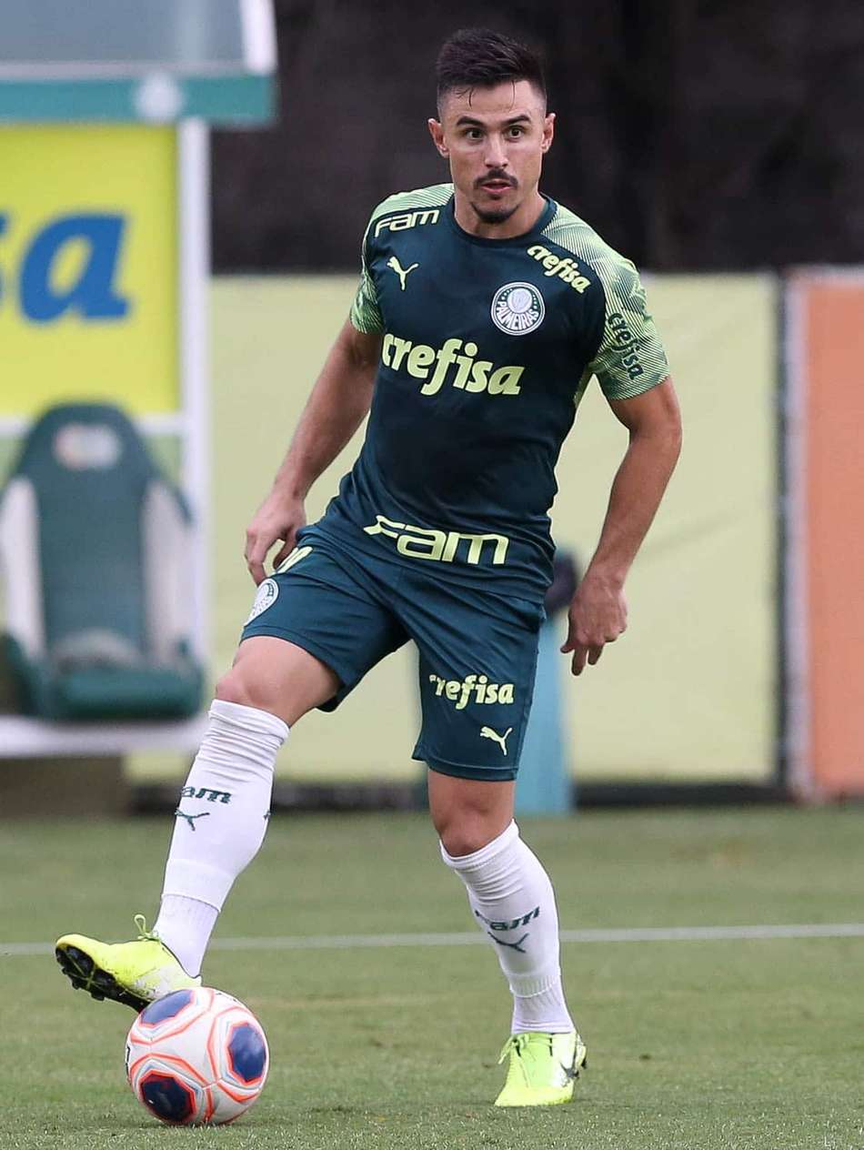Willian brinca com Luxemburgo mais calmo e se dispõe a mudar de função