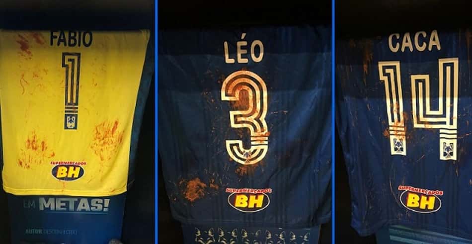 Cruzeiro doa cestas básicas e usa camisas sujas de lama para alertar perigo das chuvas em Minas Gerais