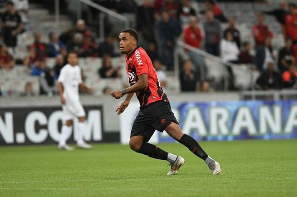 Elias Carioca destaca a força do elenco do Athletico no Paranaense