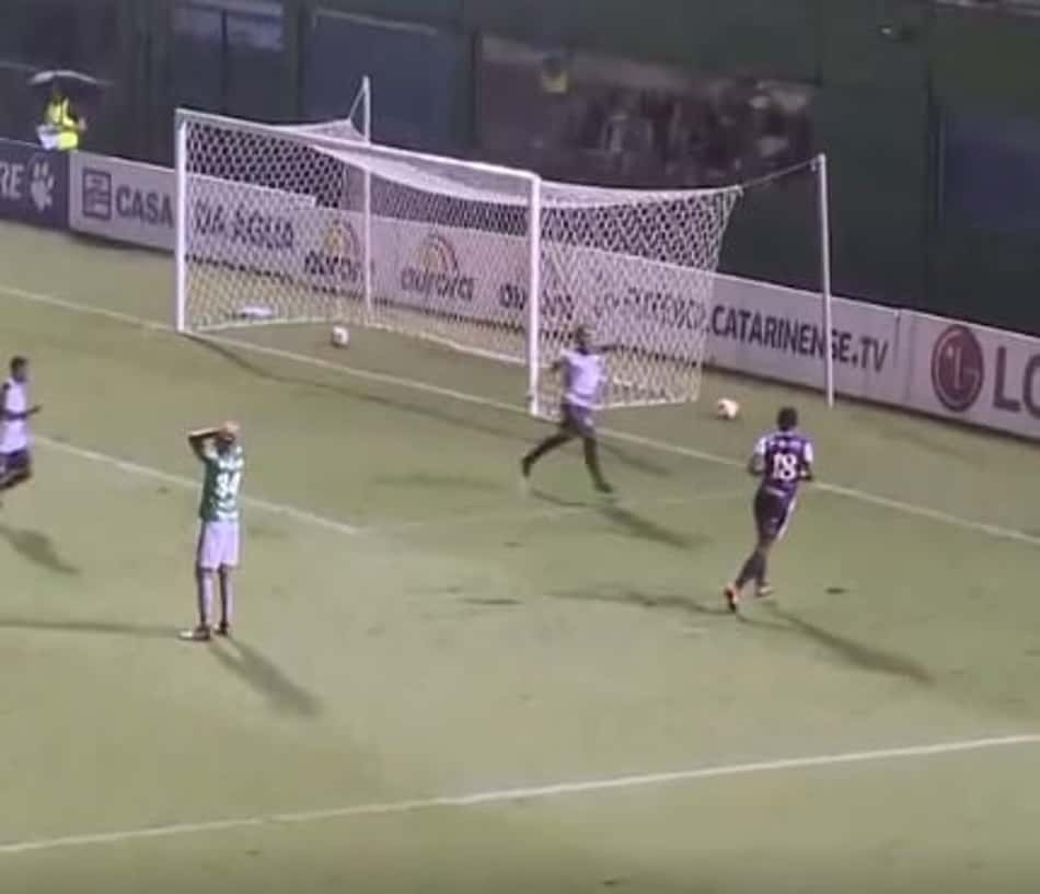 Juventus afunda Chape na crise e assume a liderança do Catarinense