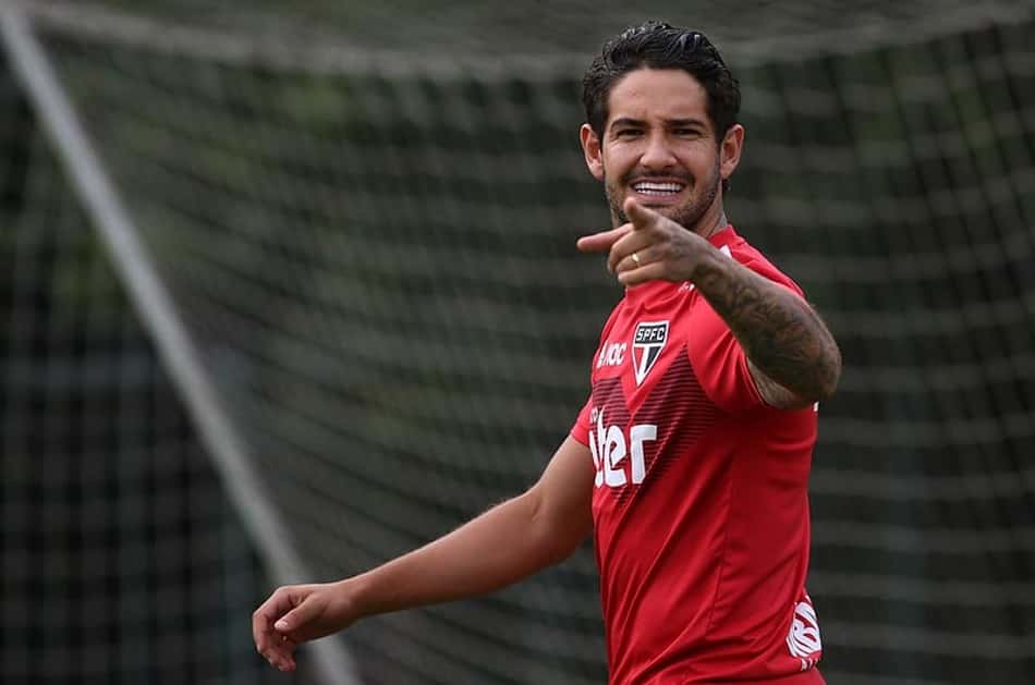 Helinho ficará dois meses fora e abre espaço para Pato ter sequência