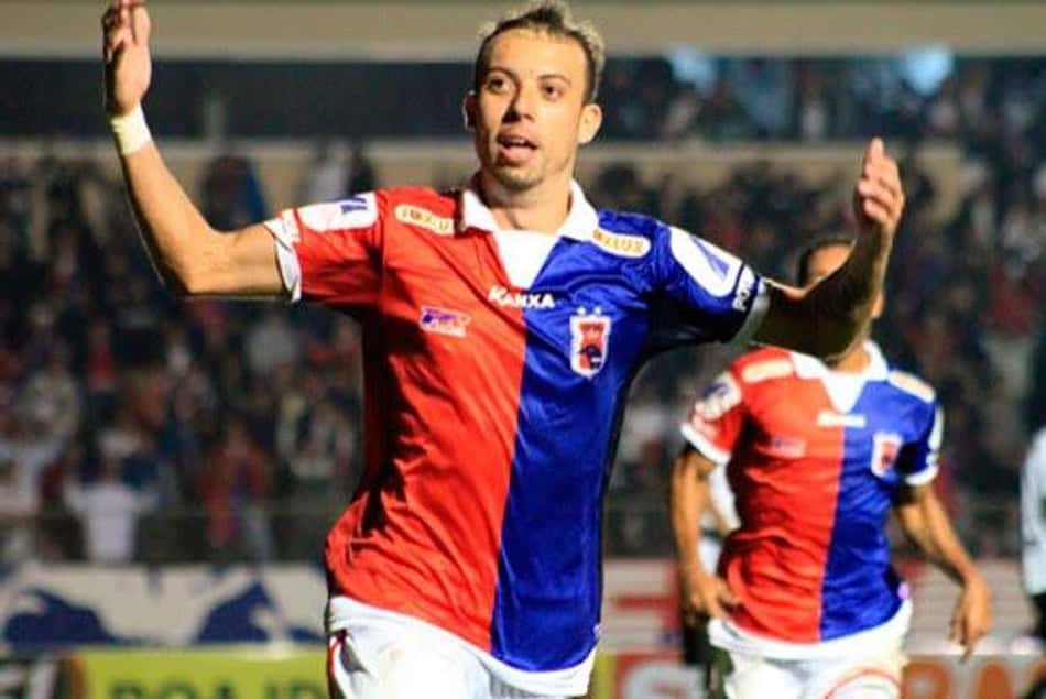 Após marcar 'hat-trick', Paulo Sérgio quer 'Lei do Ex' contra o Paraná