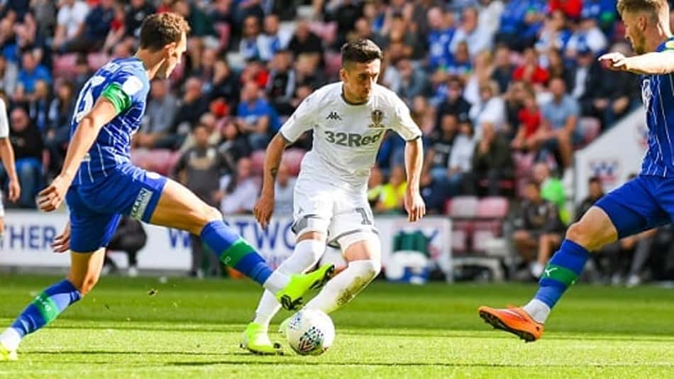Leeds faz sucesso de vendas de camisa e Adidas mostra interesse