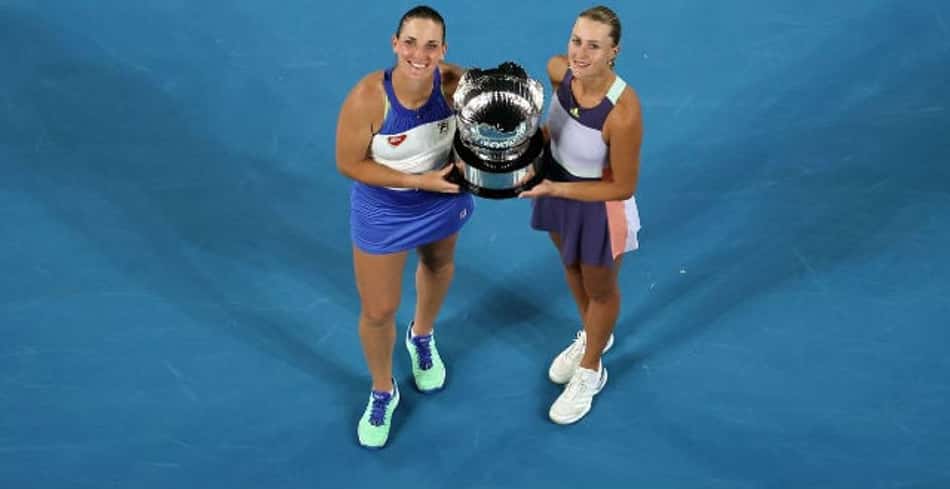 Kiki Mladenovic e Timea Babos com o troféu do Australian Open 2020