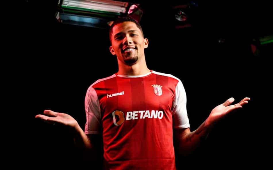 Emprestado pelo Flamengo, Vitor Gabriel é oficializado no Braga: 'As expectativas são muito grandes'
