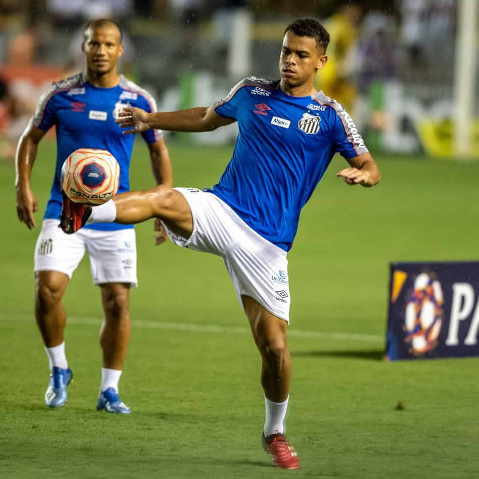 À espera de chance, Sandry completa um ano no profissional do Santos