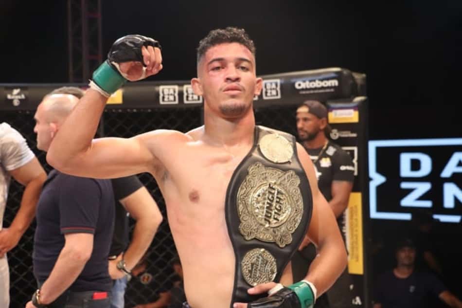 Com ginásio lotado, Willian Colorado nocauteia no segundo round e é o novo campeão dos penas do Jungle Fight