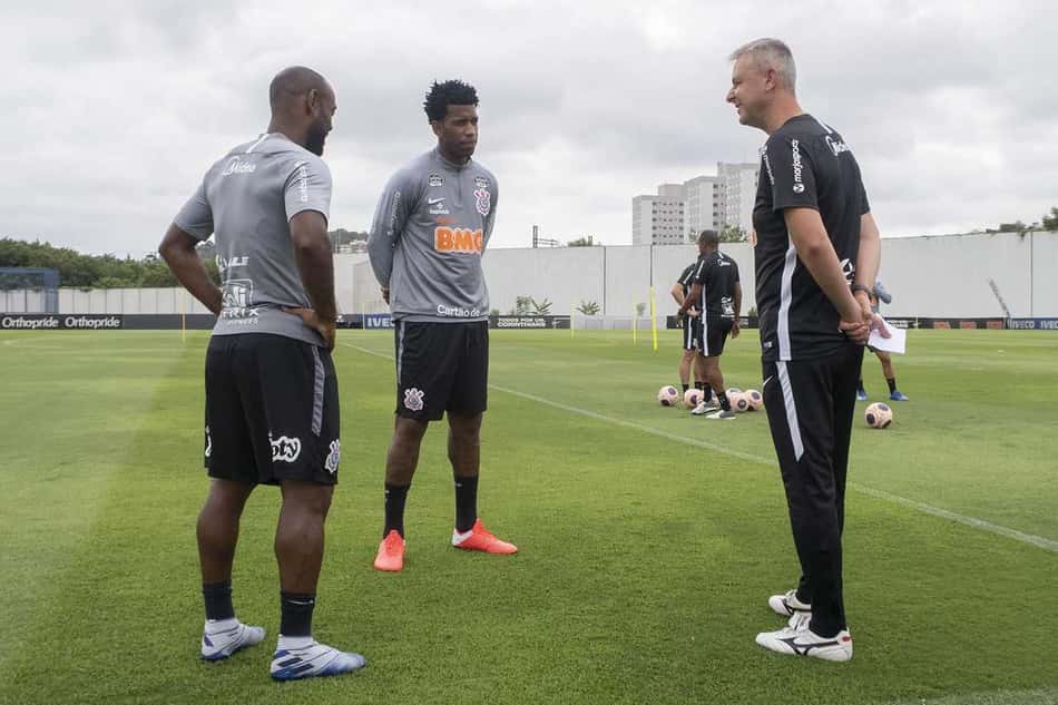 Em treino de mais de duas horas, Tiago Nunes faz testes no Timão
