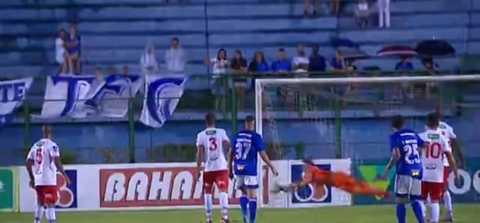 O Cruzeiro sofreu, mas conseguiu virar o jogo no segundo tempo