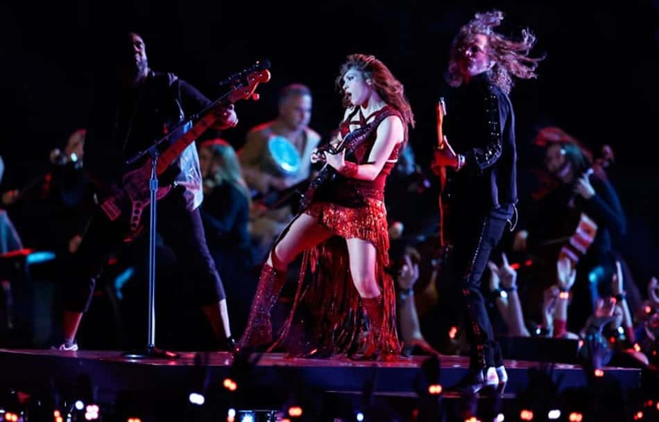 Shakira e J-Lo cantam sucessos e empolgam público no Super Bowl