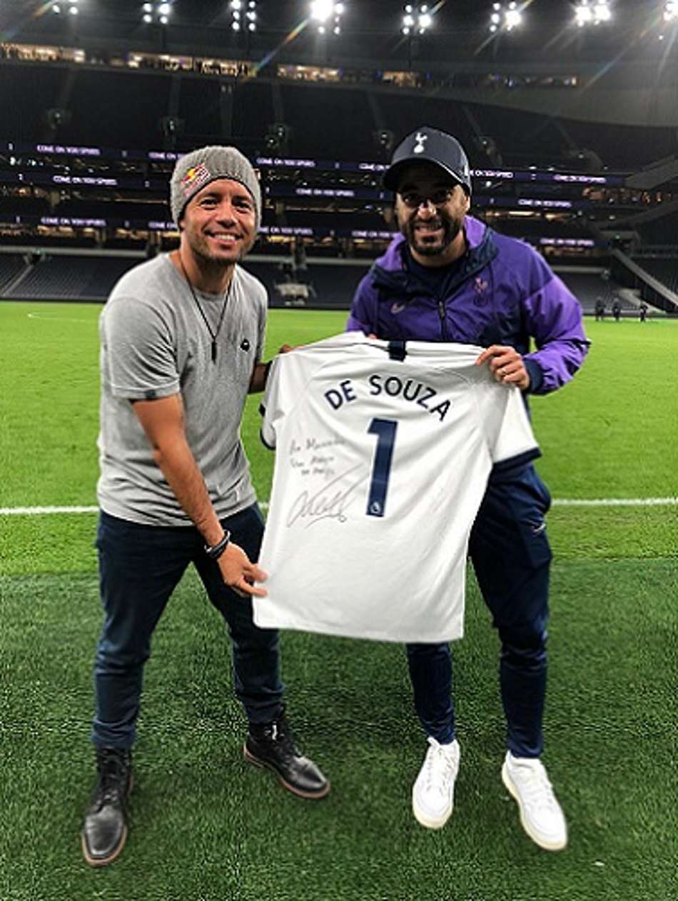 Após vitória sobre o City, Lucas Moura recebe brasileiro campeão mundial de surf