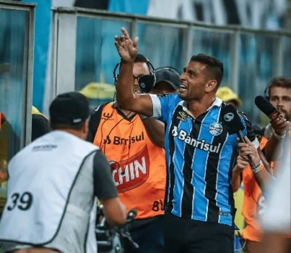 Livre da desconfiança da torcida, Diego Souza assume a artilharia do Grêmio