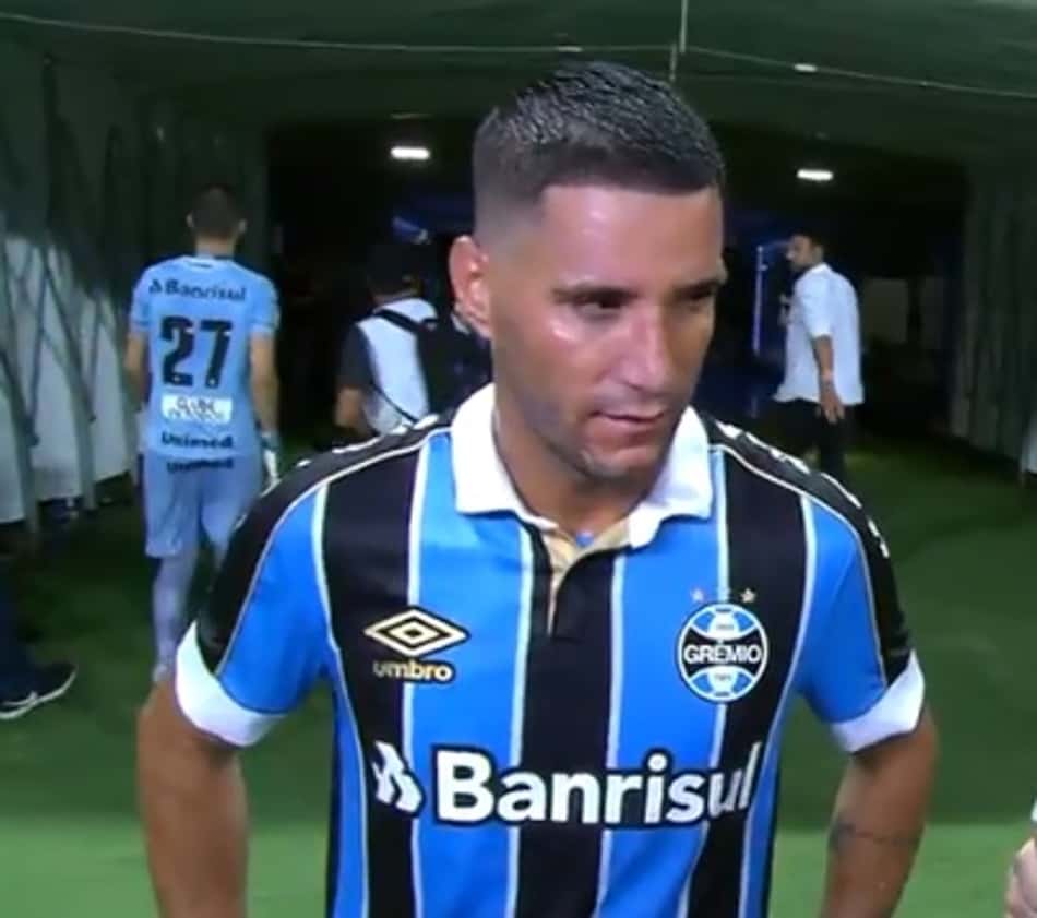 Thiago Neves agradece o carinho da torcida em sua estreia pelo Grêmio