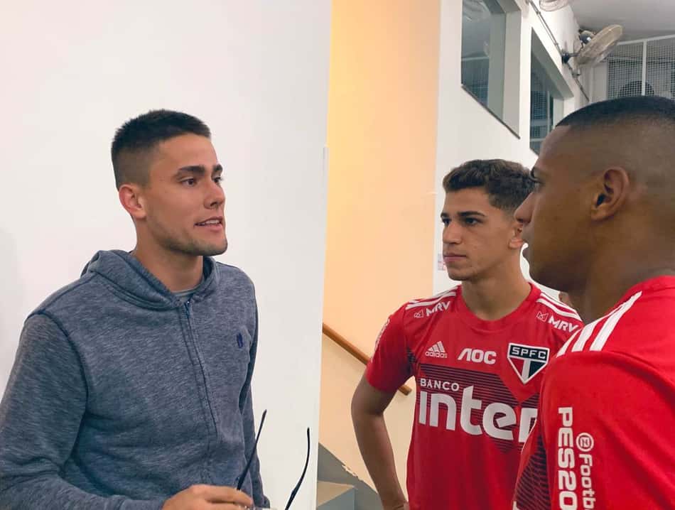Após desmaio e convulsão, goleiro do São Paulo vai a jogo no Morumbi