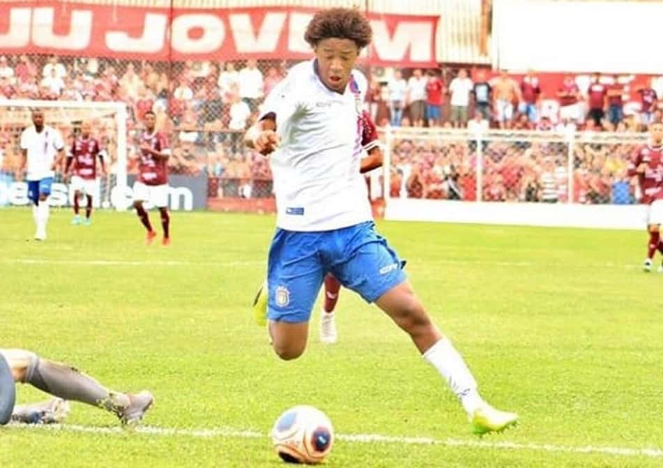 'Sósia' de astro colombiano marca em sua estreia pelo profissional do São Caetano