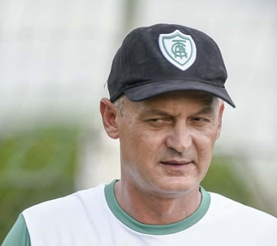 Lisca brinca e diz que América-MG deve ser 'declarado' campeão mineiro