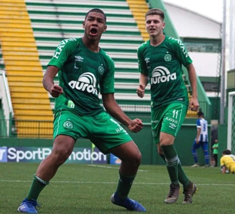 Chapecoense negocia dois atletas da base com o Flamengo