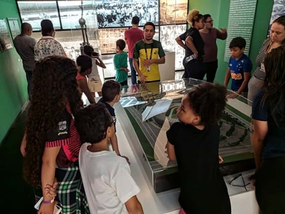 Crianças e adolescentes de áreas afetadas pelas chuvas em Belo Horizonte conhecem o Mineirão