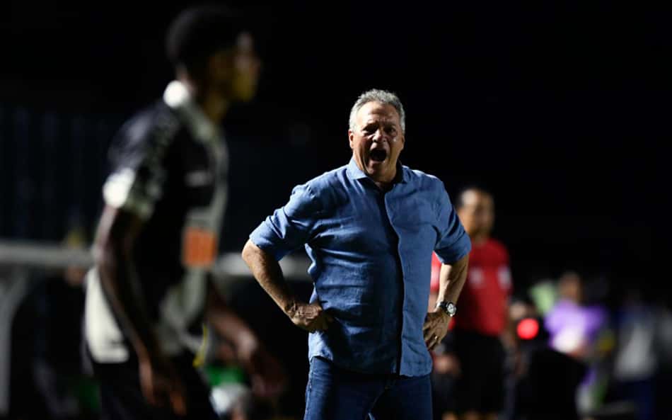 Com mudanças no time e tensão por salários, Abel inicia semana cheia no Vasco