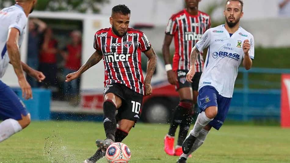 Após ter carro roubado, Daniel Alves se manifesta: 'Não sou materialista'