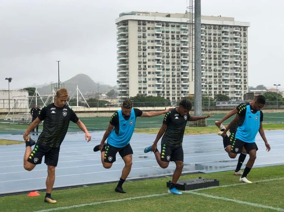 Honda e Cortez treinam com o grupo do Botafogo pela primeira vez