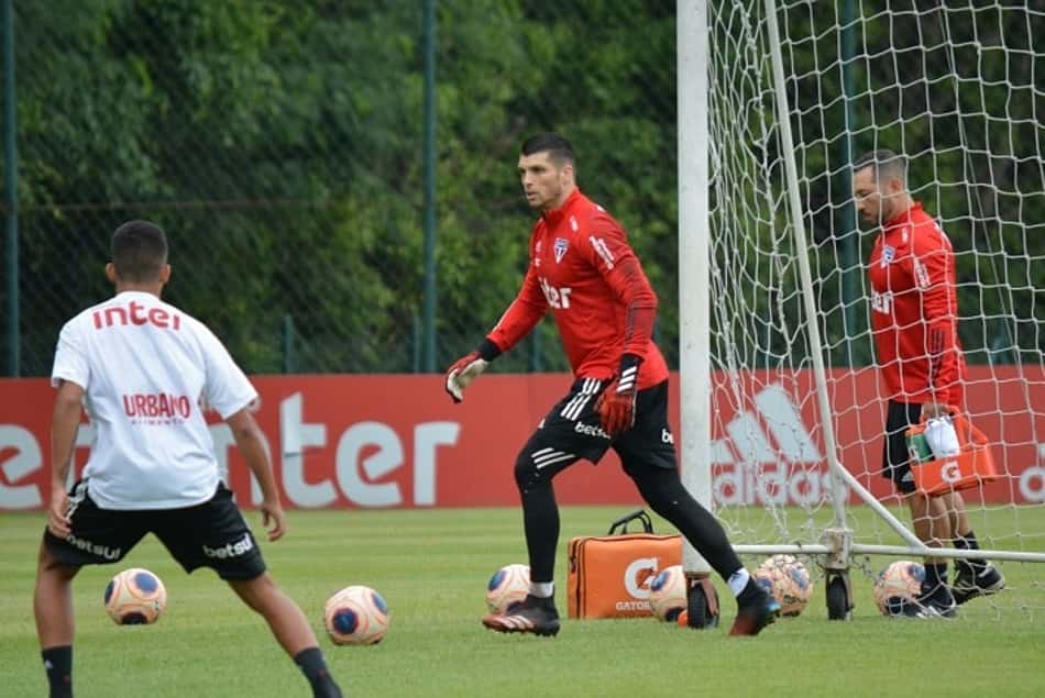 Ainda sem dupla olímpica, São Paulo treina com Volpi e reservas no campo
