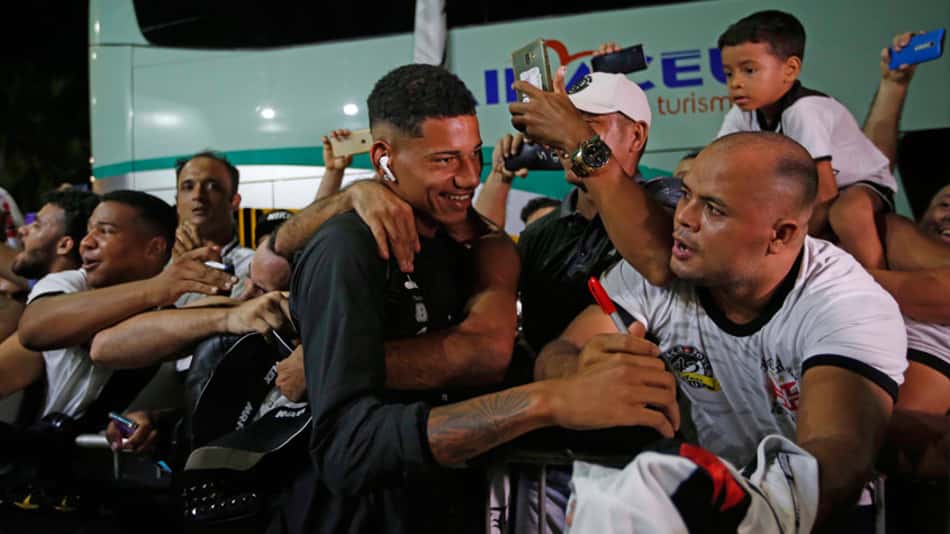 Vasco não consegue realizar treino aberto, lamenta e convoca torcida para saída do hotel
