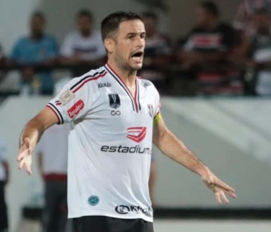 De virada, Santa Cruz vence o Salgueiro e reassume a liderança do Pernambucano