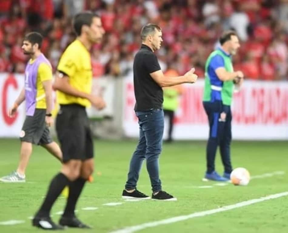 Eduardo Coudet vibra com classificação e defende esquema tático com volantes