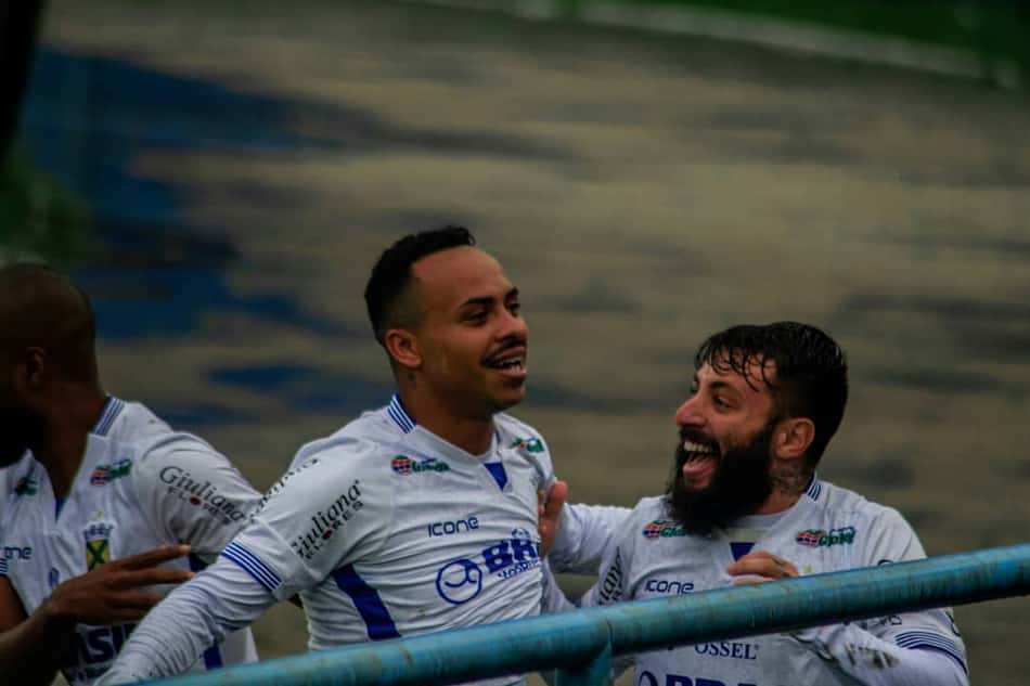 Titularidade e gol: Fernandinho tem estreia dos sonhos no Santo André