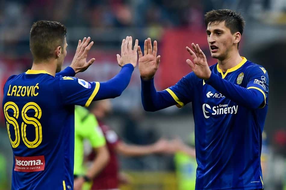Liverpool e Manchester United disputam jovem zagueiro do Verona