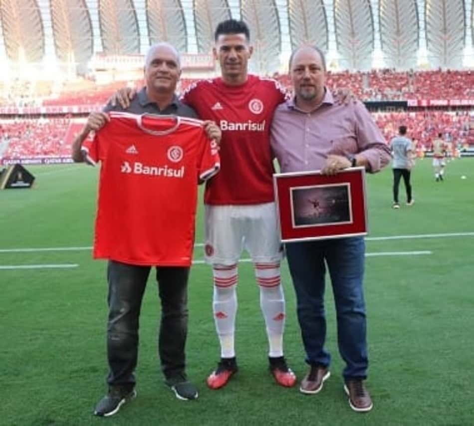 Victor Cuesta recebe homenagem pelos 150 jogos no Internacional