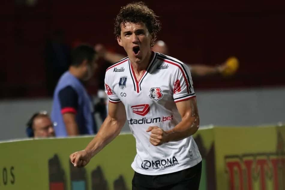 Fabiano comemora primeiro gol pelo Santa Cruz e a liderança do Pernambucano