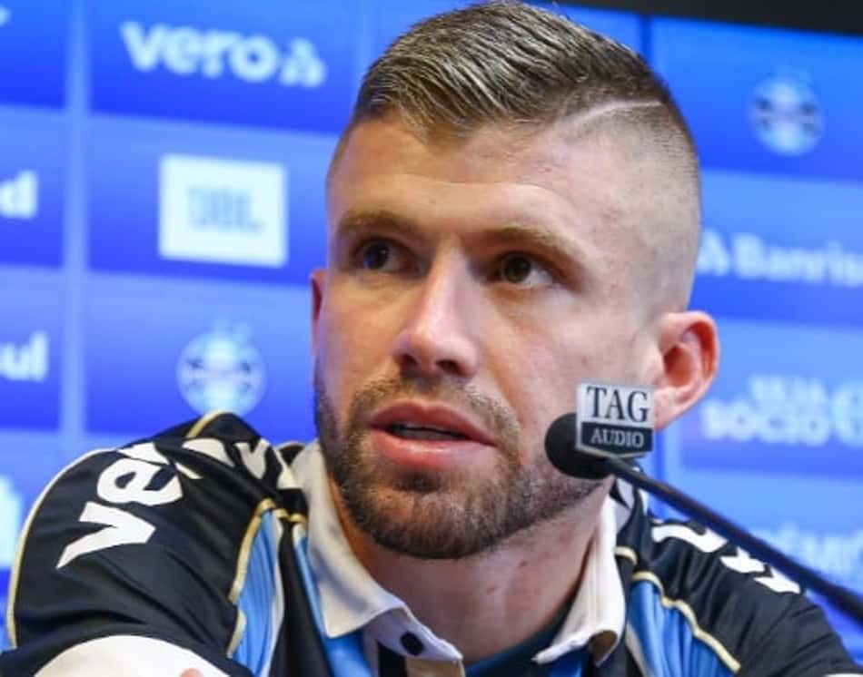 Caio Henrique veste a camisa do Grêmio e explica o motivo de escolher o Tricolor