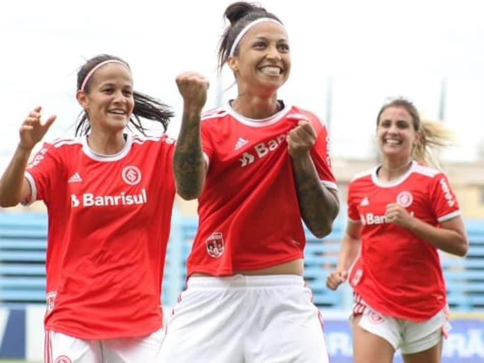 Reestreia de Byanca no time feminino do Inter tem lambreta e golaço de falta