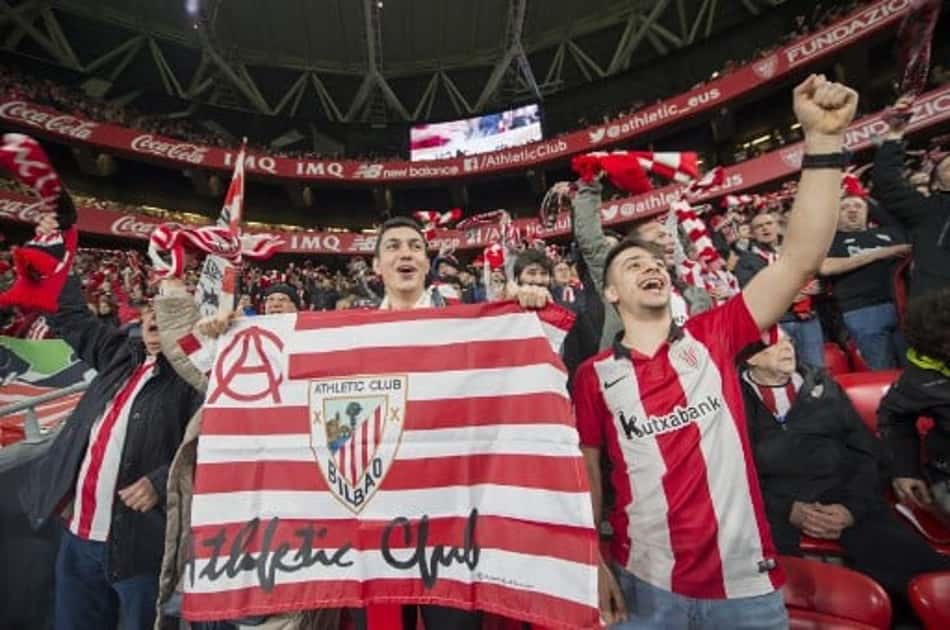 Torcida faz festa, Athletic vence e sai na frente por vaga na final