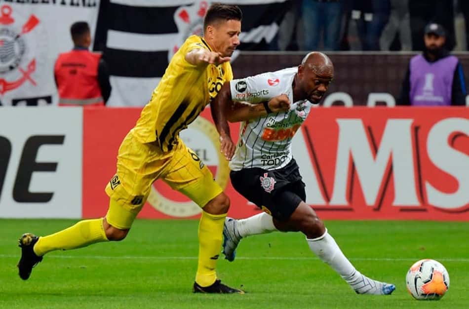 Vagner Love pede desculpas à torcida, mas destaca: 'Não deixamos de lutar'