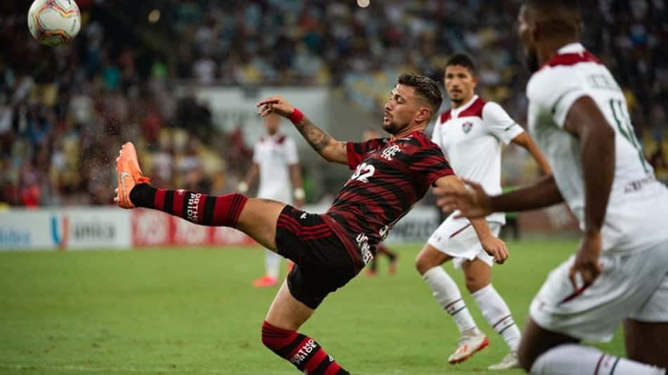 Arrascaeta se destaca como 'falso 9' e é aprovado por Jesus, que realça: 'Nunca jogamos da mesma maneira'