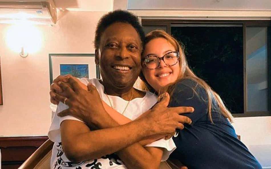 Após declaração de filho, Pelé aparece sorridente em foto