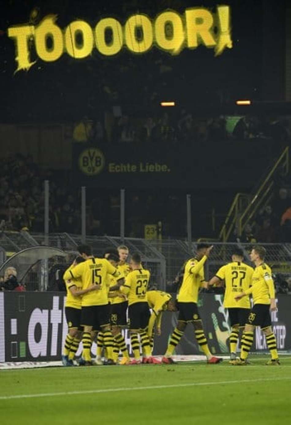 Haaland marca, Borussia goleia e encosta no líder Bayern